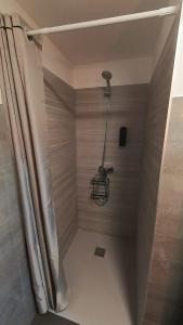 La salle de bains est pourvue d'une douche avec rideau de douche. dans l'établissement Alojamiento Los naranjos Piscina y Parking Gratuito, à Jaén