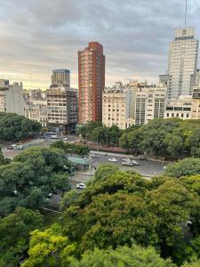 una ciudad con coches estacionados en un estacionamiento en SUITE 76 en Apart Lima 265 en Buenos Aires