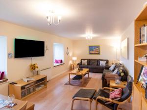 ein Wohnzimmer mit Couch und Flachbildfernseher in der Unterkunft Bay View in Belford