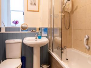 ein Badezimmer mit Toilette, Waschbecken und Dusche in der Unterkunft Bay View in Belford + 26 Fotos