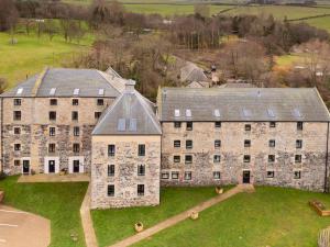 eine Luftansicht eines großen Steingebäudes in der Unterkunft Bay View in Belford