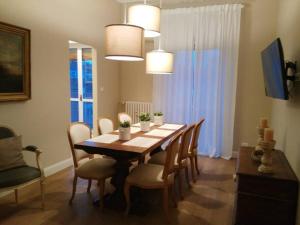 a dining room table with chairs and a dining room table at Smarthouse Corso Peschiera in Turin