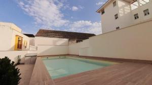 Bazén v ubytovaní Alojamiento Los naranjos con Piscina y Parking gratuito alebo v jeho blízkosti