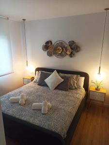 1 dormitorio con 1 cama con 2 toallas en ESPECTACULAR CASA EN LLAGOSTERA - Costa Brava, en Llagostera