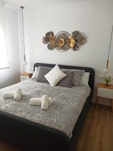 1 dormitorio con 1 cama con 2 toallas en ESPECTACULAR CASA EN LLAGOSTERA - Costa Brava, en Llagostera