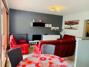 Televízia a/alebo spoločenská miestnosť v ubytovaní Appartement F3 avec terrasse et parking à 400m du centre d'Amélie-les-Bains - FR-1-703-23