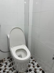 ein Badezimmer mit einem weißen WC in einer Kabine in der Unterkunft Homestay Hoa Anh in Haiphong