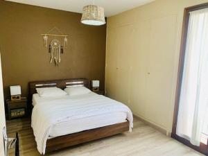 Posteľ alebo postele v izbe v ubytovaní Appartement F3 avec terrasse et parking à 400m du centre d'Amélie-les-Bains - FR-1-703-23