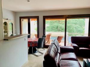 Posedenie v ubytovaní Appartement F3 avec terrasse et parking à 400m du centre d'Amélie-les-Bains - FR-1-703-23