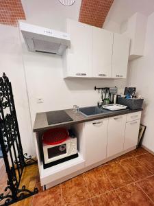 Кухня или мини-кухня в Downtown secret apartment
