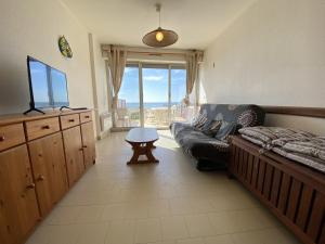 Televízia a/alebo spoločenská miestnosť v ubytovaní Duplex F3 en bord de plage, 6 couchages, Carnon - Animaux admis, Wifi, parking privé - FR-1-715-19