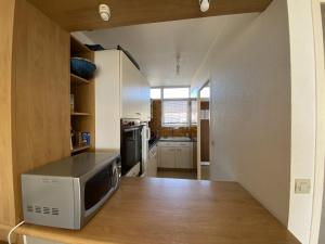 Kuchyňa alebo kuchynka v ubytovaní Duplex F3 en bord de plage, 6 couchages, Carnon - Animaux admis, Wifi, parking privé - FR-1-715-19