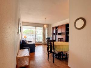 kuchnia i salon ze stołem i kanapą w obiekcie Appartement T2 Climatisé avec Loggia et Parking à Carnon - FR-1-715-40 w mieście Mauguio +2 zdjęcia