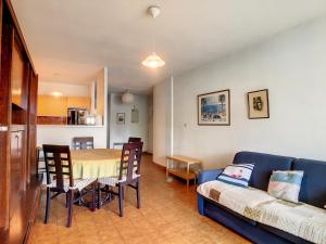 salon ze stołem i kanapą w obiekcie Appartement T2 Climatisé avec Loggia et Parking à Carnon - FR-1-715-40 w mieście Mauguio