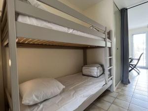 - une chambre avec 2 lits superposés dans l'établissement Appartement Matha, 2 pièces, 4 personnes - FR-1-246A-225, à La Cotinière