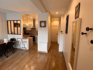 Kuchyňa alebo kuchynka v ubytovaní appartement 15min de Paris