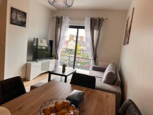 Televízia a/alebo spoločenská miestnosť v ubytovaní appartement 15min de Paris