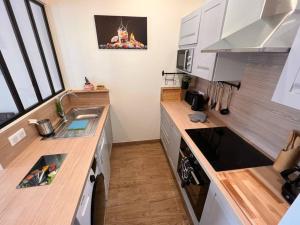 Kuchyňa alebo kuchynka v ubytovaní appartement 15min de Paris
