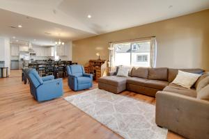 Χώρος καθιστικού στο Clearlake Vacation Rental with Nearby Lake Access!