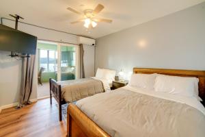 Ένα ή περισσότερα κρεβάτια σε δωμάτιο στο Clearlake Vacation Rental with Nearby Lake Access!