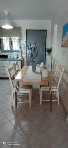 cocina con mesa, 2 sillas, mesa y mesa en House Sofia Loutsa Prevezas, en Loutsa