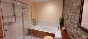 Ένα μπάνιο στο Ard Darach Cottage - very central +19 φωτογραφίες