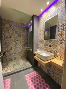 bagno con lavandino e specchio di Marina Agadir - Luxury Pool view apartment 2Bdr ad Agadir