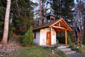 una piccola casa con una torre sopra di Ferienhaus Ruhe Oase im Bayerischen Wald a Traitsching