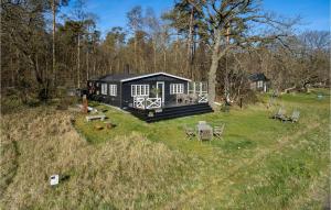 une cabine noire avec une table et des chaises dans un champ dans l'établissement 2 Bedroom Beautiful Home In Kge, à Køge