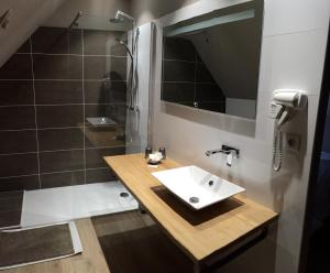 Hôtel Le Troubadour à Rocamadour的一间浴室
