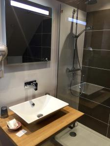 Hôtel Le Troubadour à Rocamadour的一间浴室