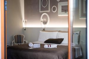 ein Schlafzimmer mit einem Bett mit zwei Handtüchern darauf in der Unterkunft Elegant Location in Florence in Florenz