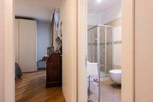 ein Bad mit einem WC und einer Glasdusche in der Unterkunft Elegant Location in Florence in Florenz