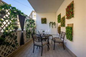 a balcony with a table and chairs and plants at Elegant Location in Florence in Florence