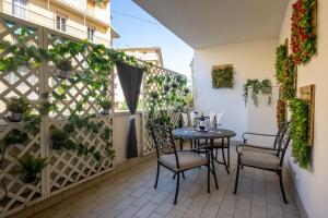 a patio with a table and chairs on a balcony at Elegant Location in Florence in Florence