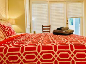 ダーラムにあるCozy Poolside Studioのベッドルーム(赤と白の大型ベッド1台付)