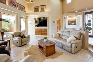 ein Wohnzimmer mit 2 Sofas und einem TV in der Unterkunft Tucson Vacation Rental Near Catalina State Park! in Tucson