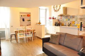 sala de estar y cocina con sofá y mesa en One&Only Monti Suite, en Roma