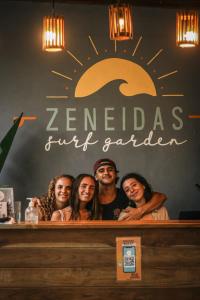 Un groupe de personnes se tenant derrière un comptoir dans l'établissement Zeneidas Surf Garden, à Santa Teresa