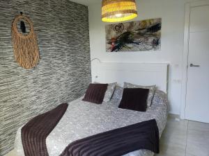 sypialnia z łóżkiem z 2 poduszkami w obiekcie Love for Lanzarote holidays house w mieście Playa Blanca +37 zdjęć
