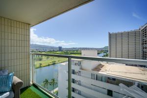 een balkon met uitzicht op een rivier en een gebouw bij Vibrant Studio in the Heart of Waikiki! in Honolulu