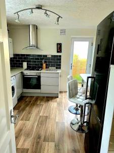 Rycroft في North Runcton: مطبخ مع طاولة وكراسي في غرفة