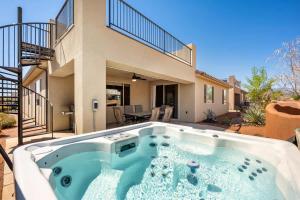 ein Whirlpool im Hinterhof eines Hauses in der Unterkunft Red Sand Hideaway #119 home in Santa Clara
