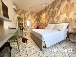 ein Schlafzimmer mit einem weißen Bett und einem Tisch in der Unterkunft Interno Sei B&B in Agropoli