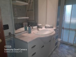 カパンノリにあるLA CASA DI DEBBY parcheggio wi-fi , aria condizionata gratuitiの洗面台と鏡のあるバスルーム +34枚の写真