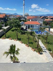 una vista aérea de un patio con palmeras y edificios en Villa „Taki“ Podgorica, en Podgorica