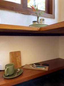 einen Tisch mit einer Tasse und einem Teller darauf. in der Unterkunft Casa do Jardim in Serra Grande