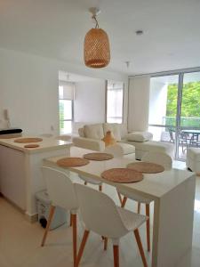 cocina y sala de estar con mesa y sillas en Moderno apartamento amoblado via Ricaurte-Girardot, en Ricaurte