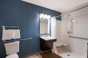 Ένα μπάνιο στο WoodSpring Suites Orlando North - Maitland +16 φωτογραφίες