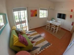 - un salon avec un canapé et une table dans l'établissement Algarve, renovated T1 apartment in S Bras de Alportel, à São Brás de Alportel